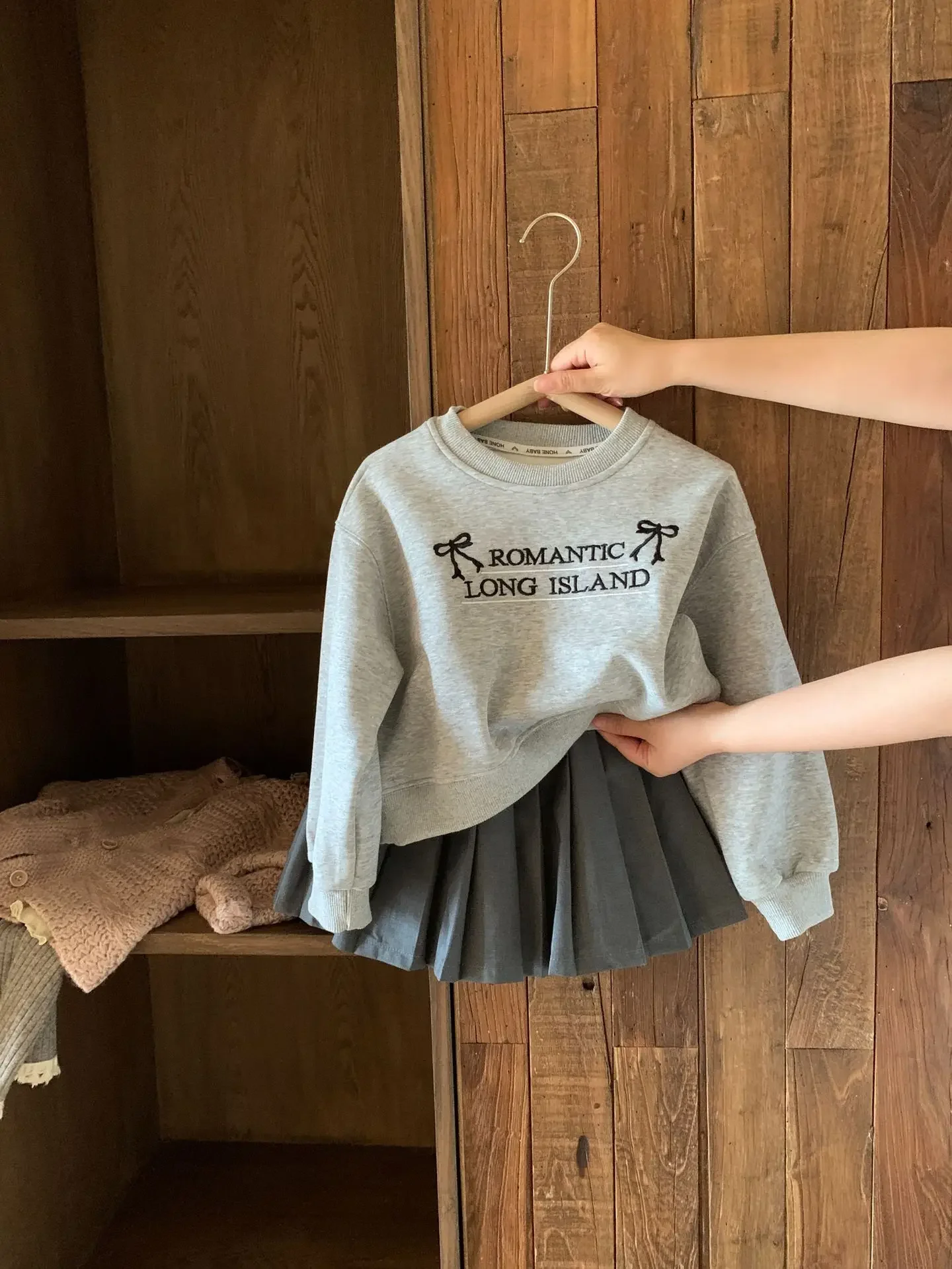 

Комплекты для маленьких девочек, пуловер с бантом, толстовки с вышивкой, однотонная плиссированная юбка, осенние новые детские комплекты из двух предметов в корейском стиле, 2025 г.