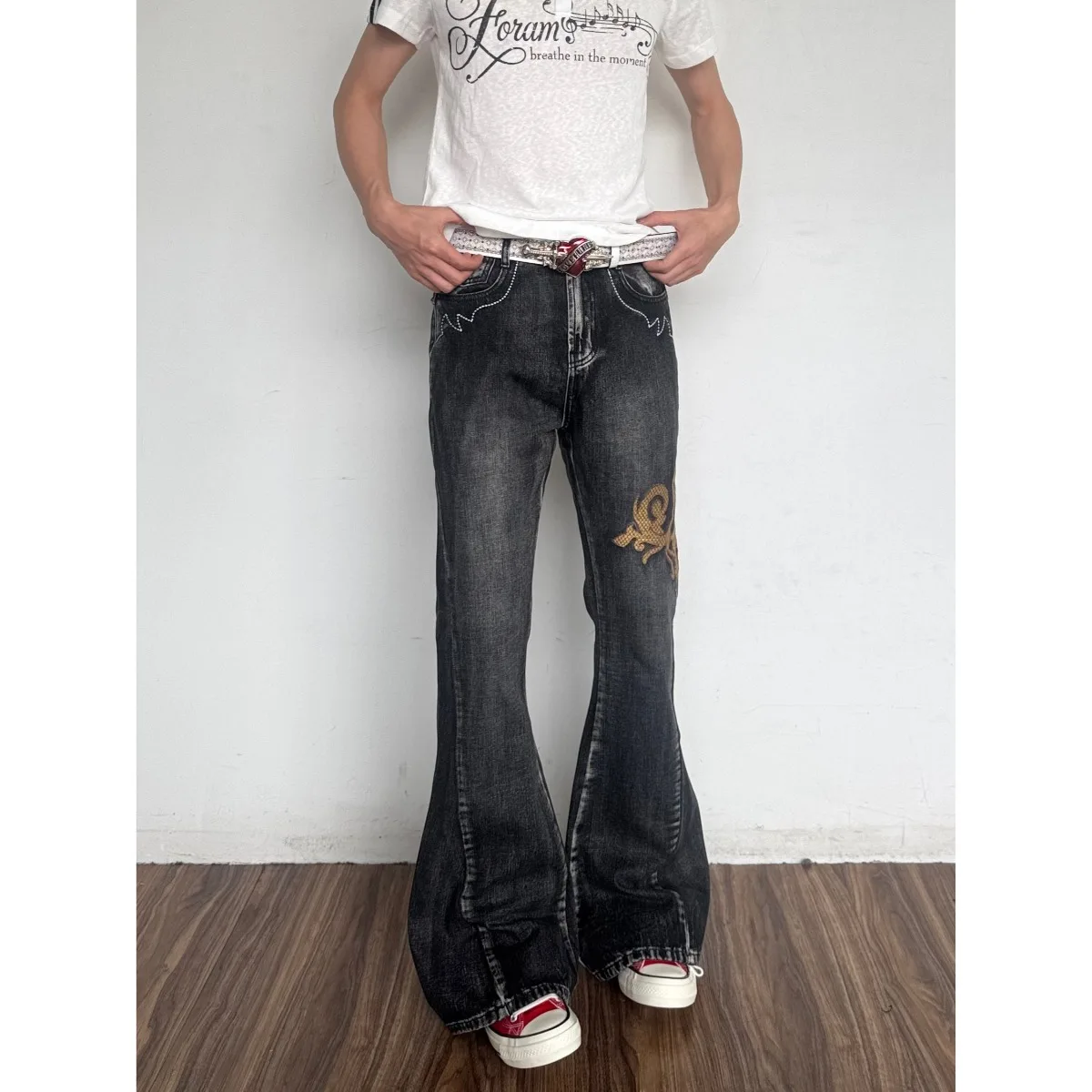 Calça Jeans Unissex Estilo Americano Slim Fit Micro Flare com Lavagem Desbotada e Perna Reta – Design Sensacional