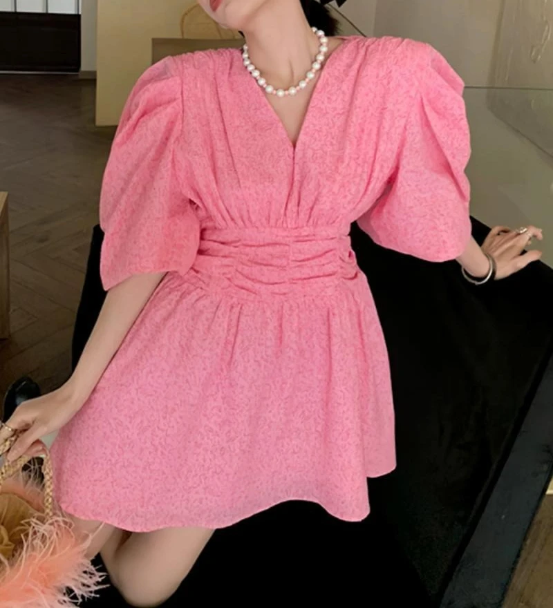 Francuska letnia sukienka w kwiaty w stylu retro z bufiastymi rękawami, dekoltem w szpic, elastyczną talią i krótką spódniczką z falbankami