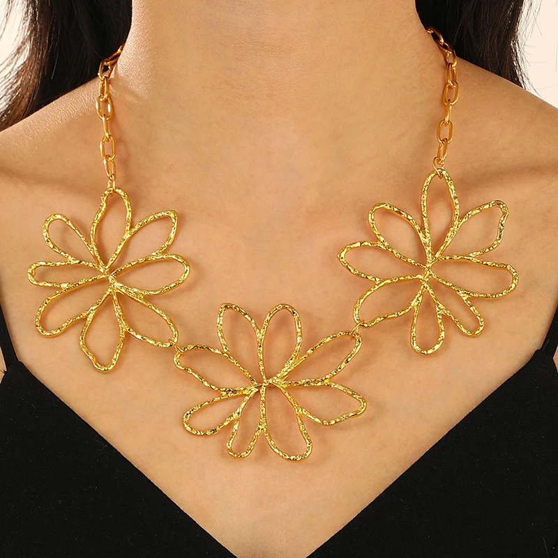 

Court Style Fashion Retro Irregular Flower Design Women's Necklace Elegant Temperament Exaggerated Necklace