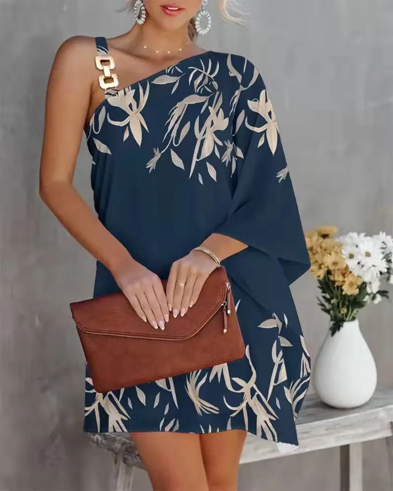 Bedrucktes Kleid mit schräger Schulterpartie, Metallschnallendesign und unregelmäßigem geradem Röhrenrock, elegant und geeignet für den Alltag der Frau. – Detail 5