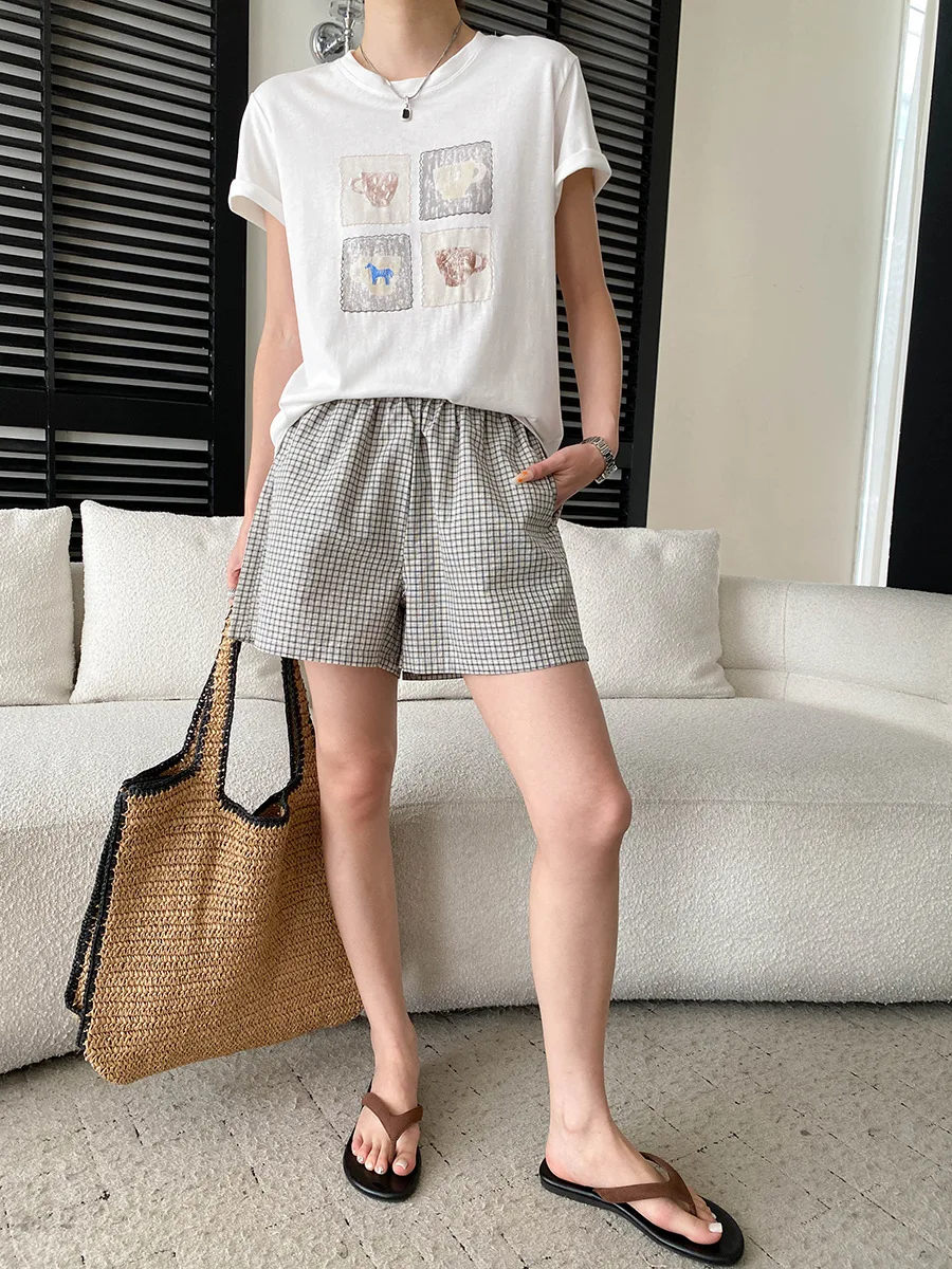 Sommerliche Damen-Shorts im Retro-Stil mit kontrastierendem Karomuster, elastischem Bund, lockerer Passform, schlankmachendem Effekt und weitem Bein. – Detail 6