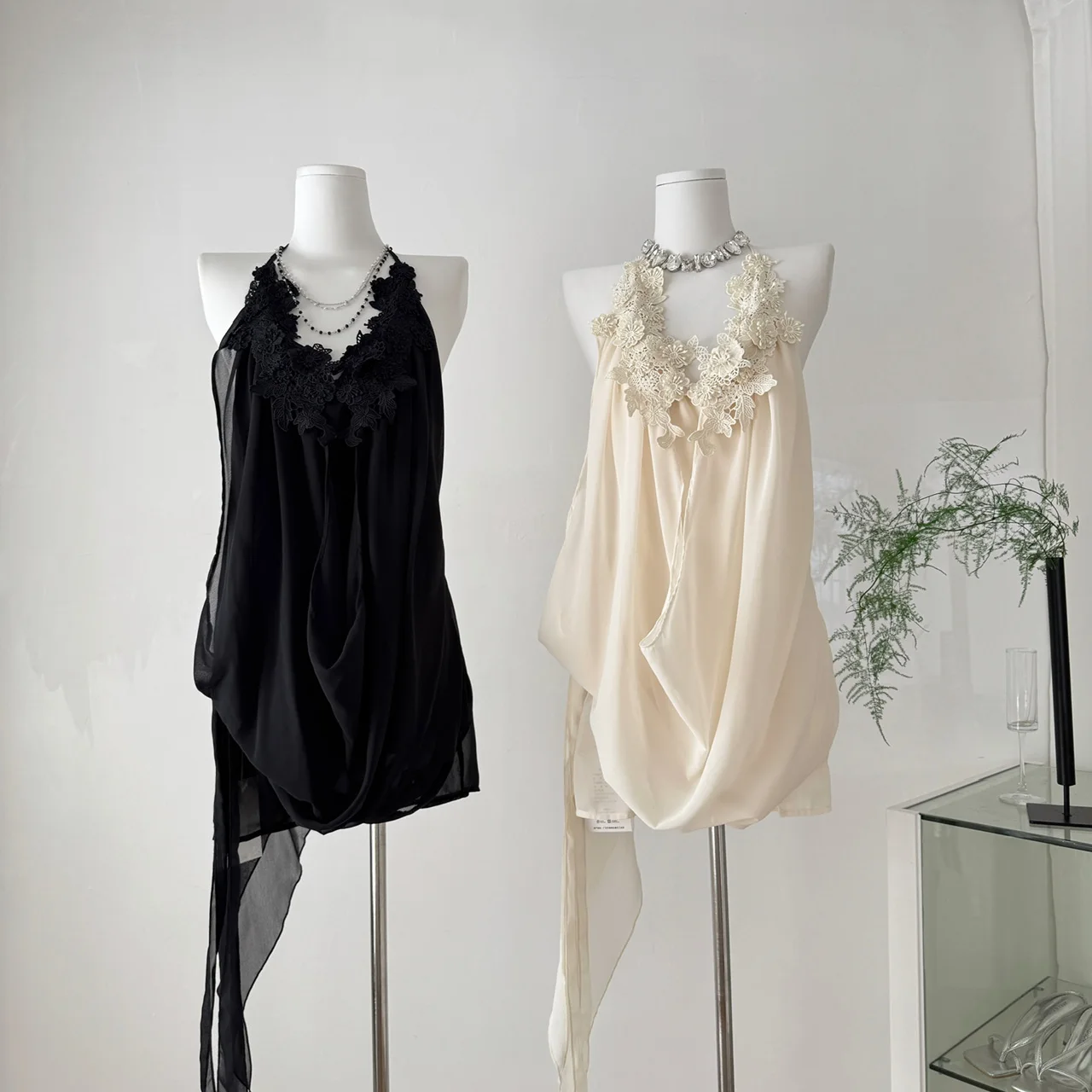 

Black Lace Trim Halter Neck Short Skirt Dress Spring Snowflake Hanging Neck Design Sensation Sleeveless Loose Waist Midi Dress