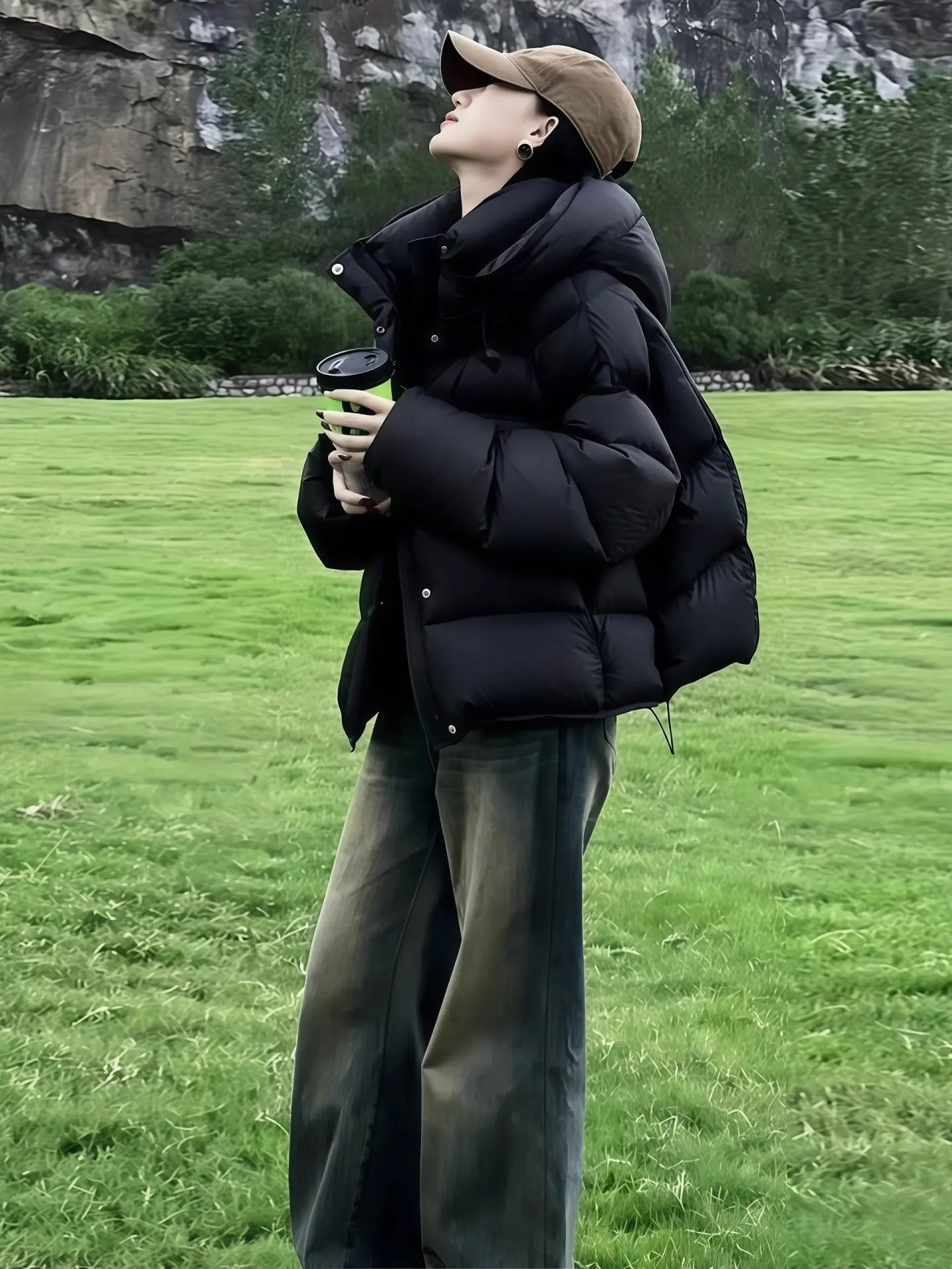 

Короткая женская куртка-пуховик черного цвета с наполнителем из утиного пуха, в корейском стиле, свободного кроя, ветрозащитная, с эластичными вставками, новинка зимнего сезона