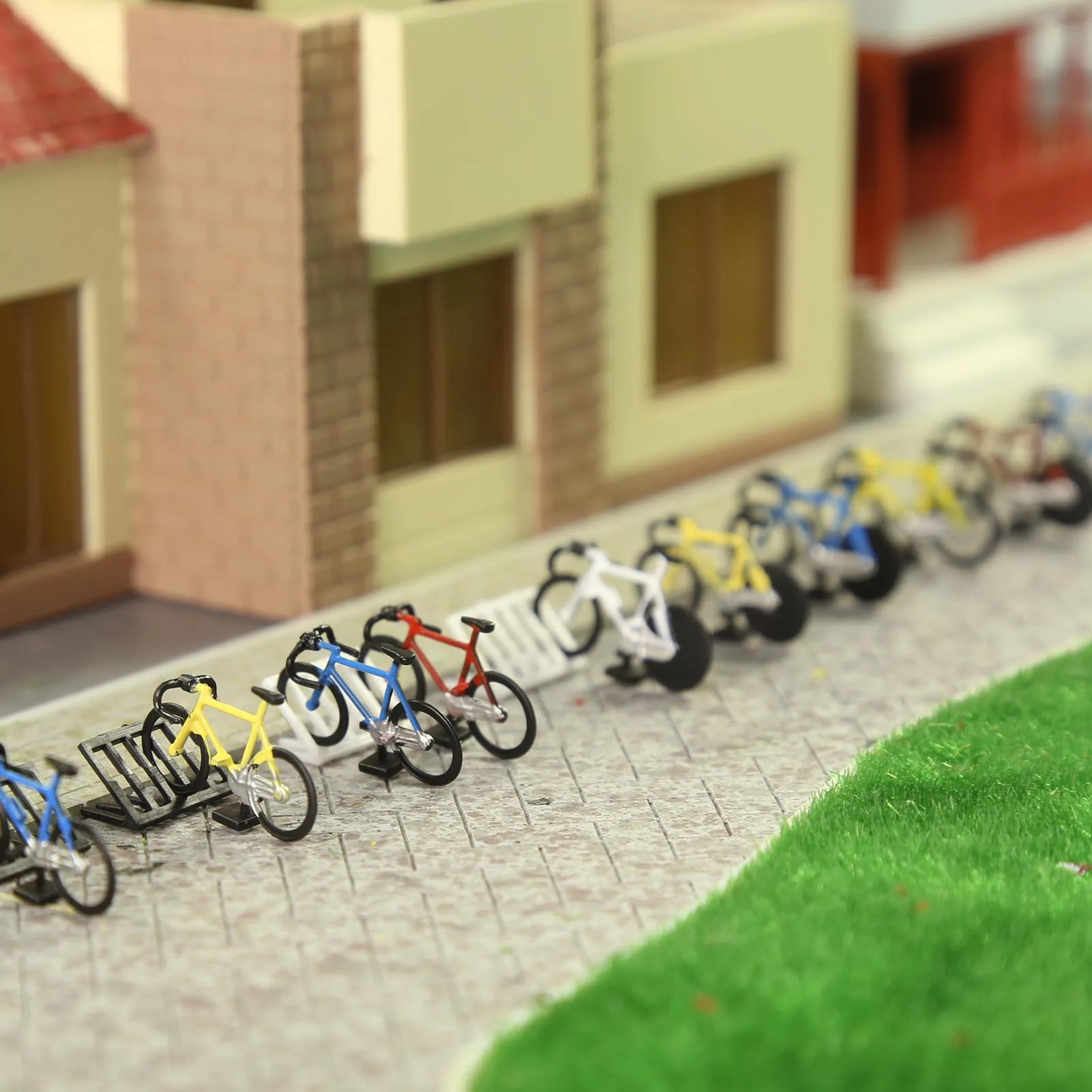 Evemodel HO Scale 1:87 Bicycles 20pcs Bikes with 4pcs Parking Racks Model Layout C8702