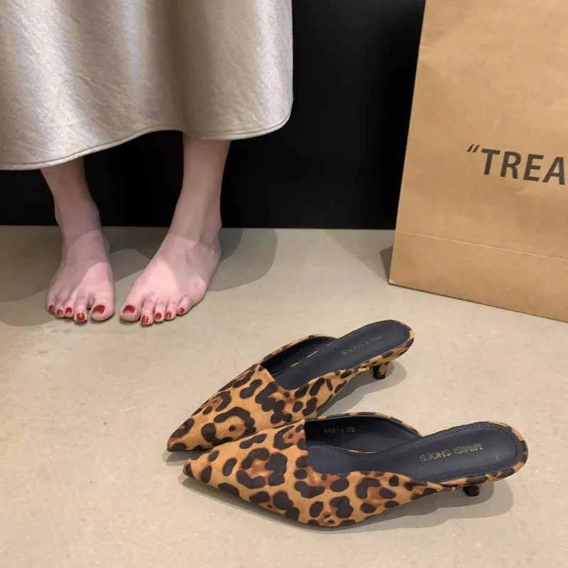 

Новые модные мюли с острым носком, женские тапочки с леопардовым принтом, повседневная женская обувь, женские туфли на низком каблуке, элегантные женские уличные шлепанцы