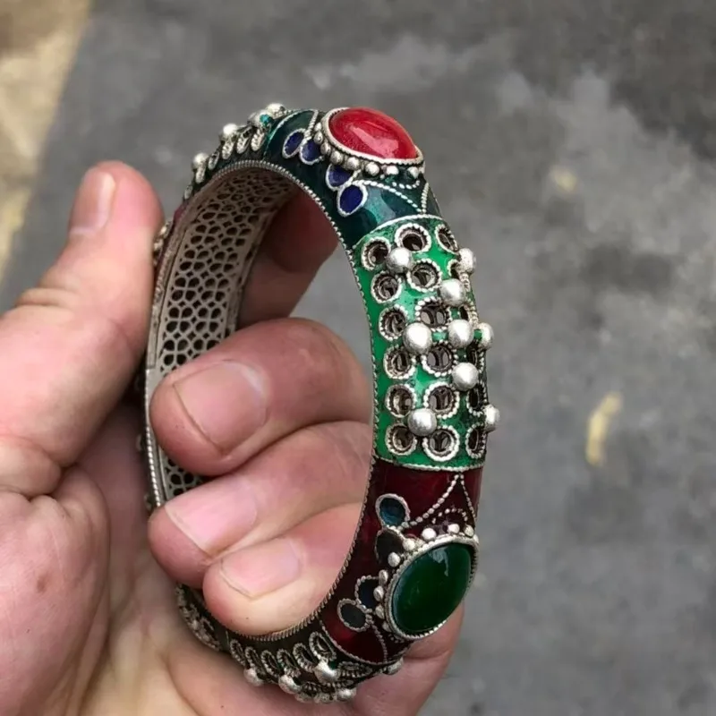 

A red and green bead bracelet of cloisonn é made in the Qianlong year of Tibetan silver, as a birthday gift for family members