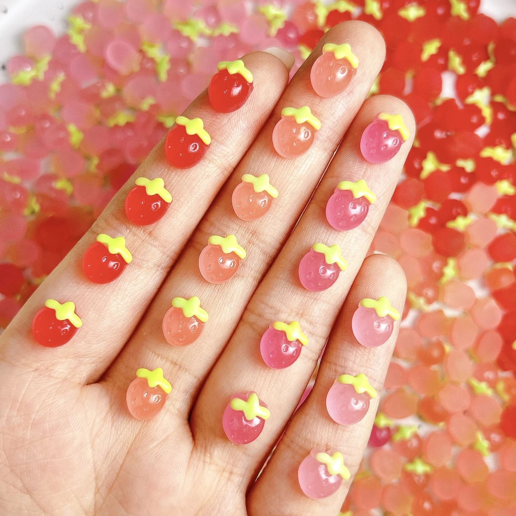 30PCS 크리 에이 티브 Kawaii 젤리 딸기 네일 매력 얼음 투명 빛나는 다채로운 딸기 수지 네일 아트 장식 DIY