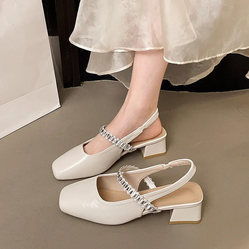 صنادل صيفية غير رسمية بكعب عالٍ لعام 2025 بمقدمة مربعة وتصميم أنيق من الكريستال، أحذية نسائية مريحة بكعب سميك