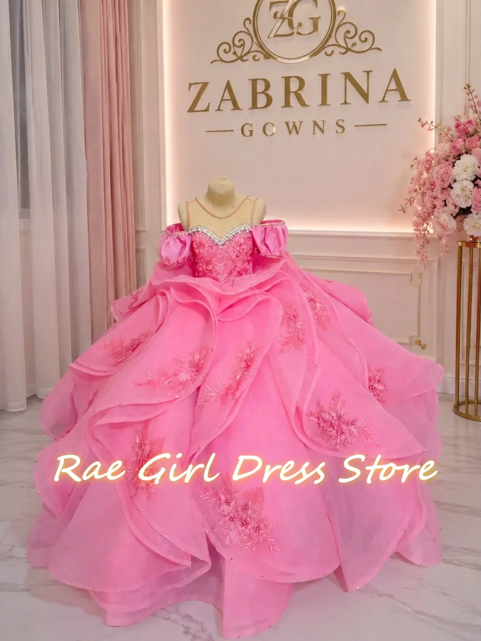 abito-da-ballo-rosa-in-tulle-per-bambine-lungo-fino-al-pavimento-con-spalle-scoperte-ricami-e-strascico-voluminoso-a-strati-ideale-per-matrimoni-e-servizi-fotografici