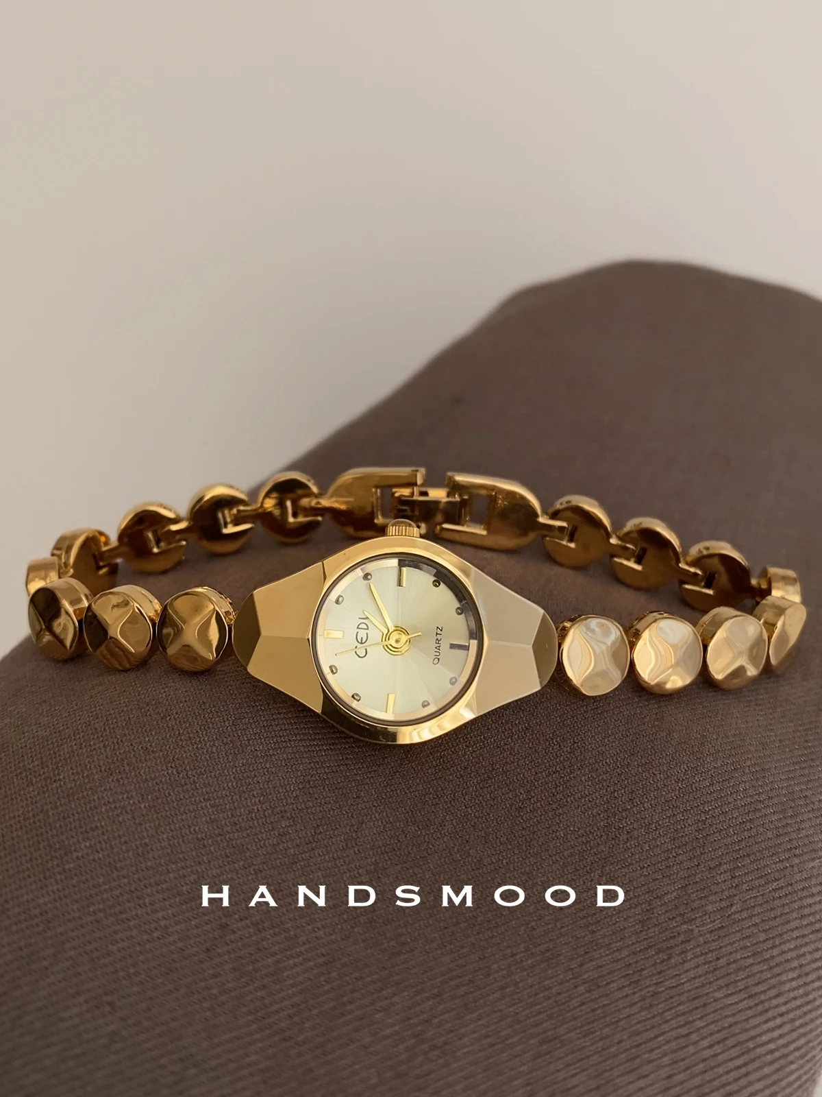 Luxury exquisite high-end gold watch fashionable temperament small gold watch ladies stainless steel watch gift for women