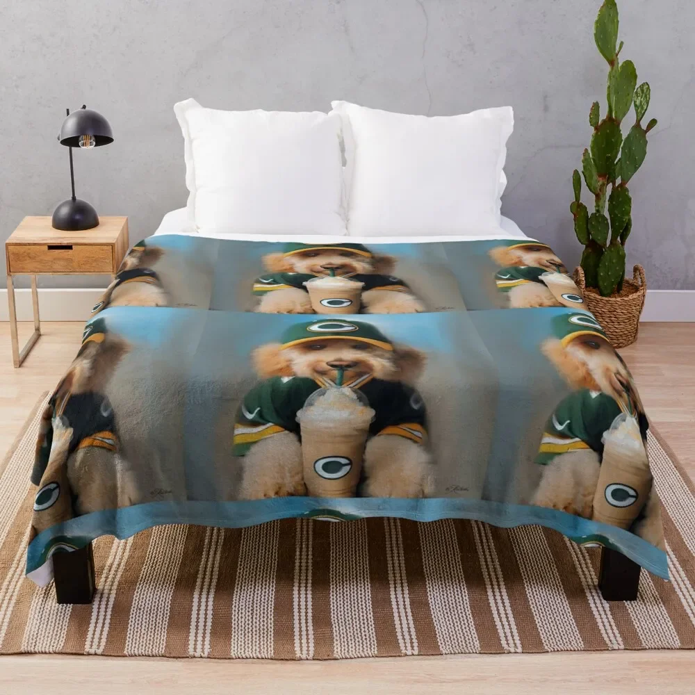 Divertido café bebiendo perro Labradoodle en gorra de béisbol y camiseta de fútbol manta cálida de invierno para mantas decorativas de sofá