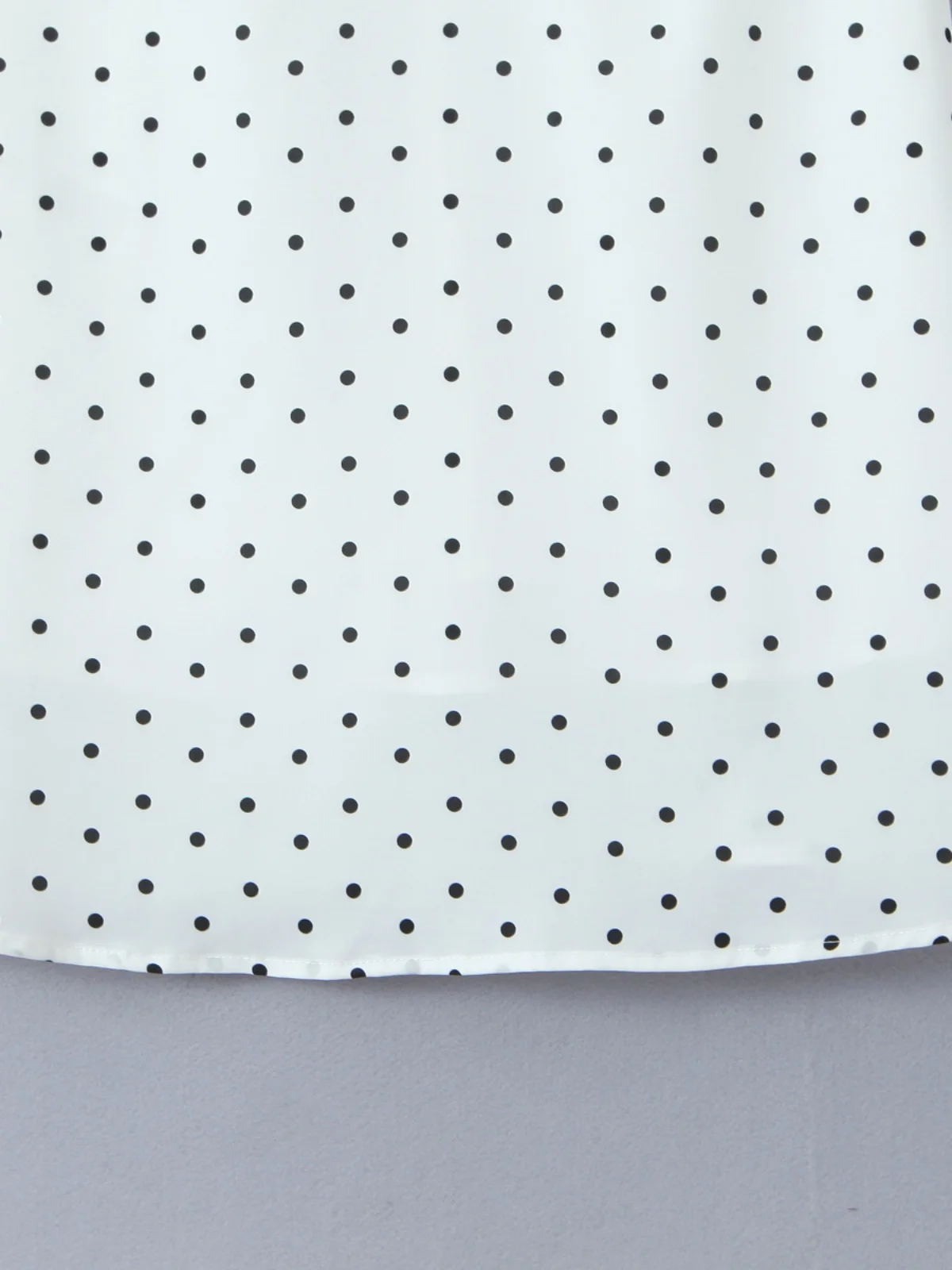 Długa spódnica damska w stylu retro w grochy, z wysokim stanem, na ramiączkach, podkreślająca figurę, idealna na wczesną jesień.