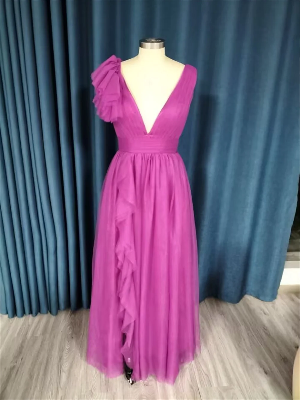 フクシア-女性のためのVネックウエディングドレス,セクシーなふくらんでいるチュール,3D花のサイドスリット,長くてフォーマルなイブニングドレス,ラインパーティードレス,カスタマイズ