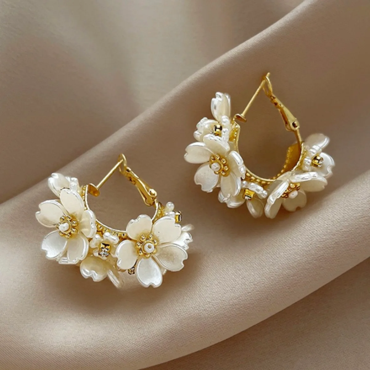 Yerik New Luxury Vintage Shell Flower Zircon Pearl Shell Flower Dangle Earrings Women Fashion Elegant Jewelry Accessories