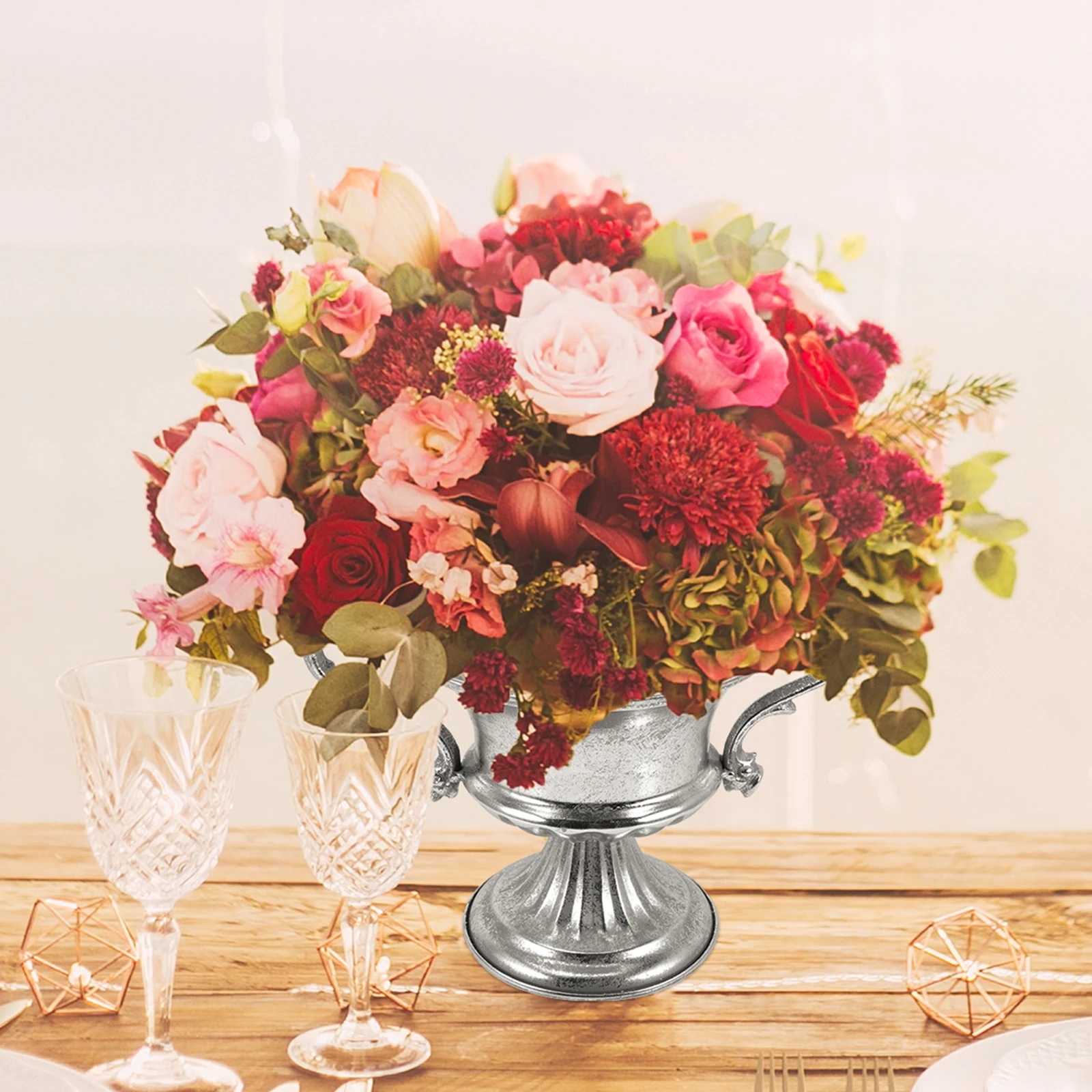 

Creative Metal Flower Vase Vintage Style Desktop Vase for Living Room Bedroom Cafe Decoration European Home Accessory