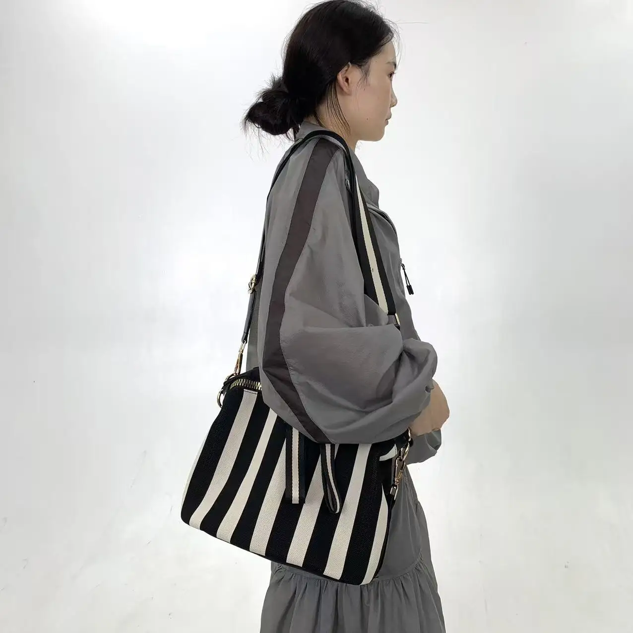 Modische gesteppte Mesh-Schultertasche für Damen mit Streifenmuster, einfache und vielseitige lässige Umhängetasche. – Detail 6