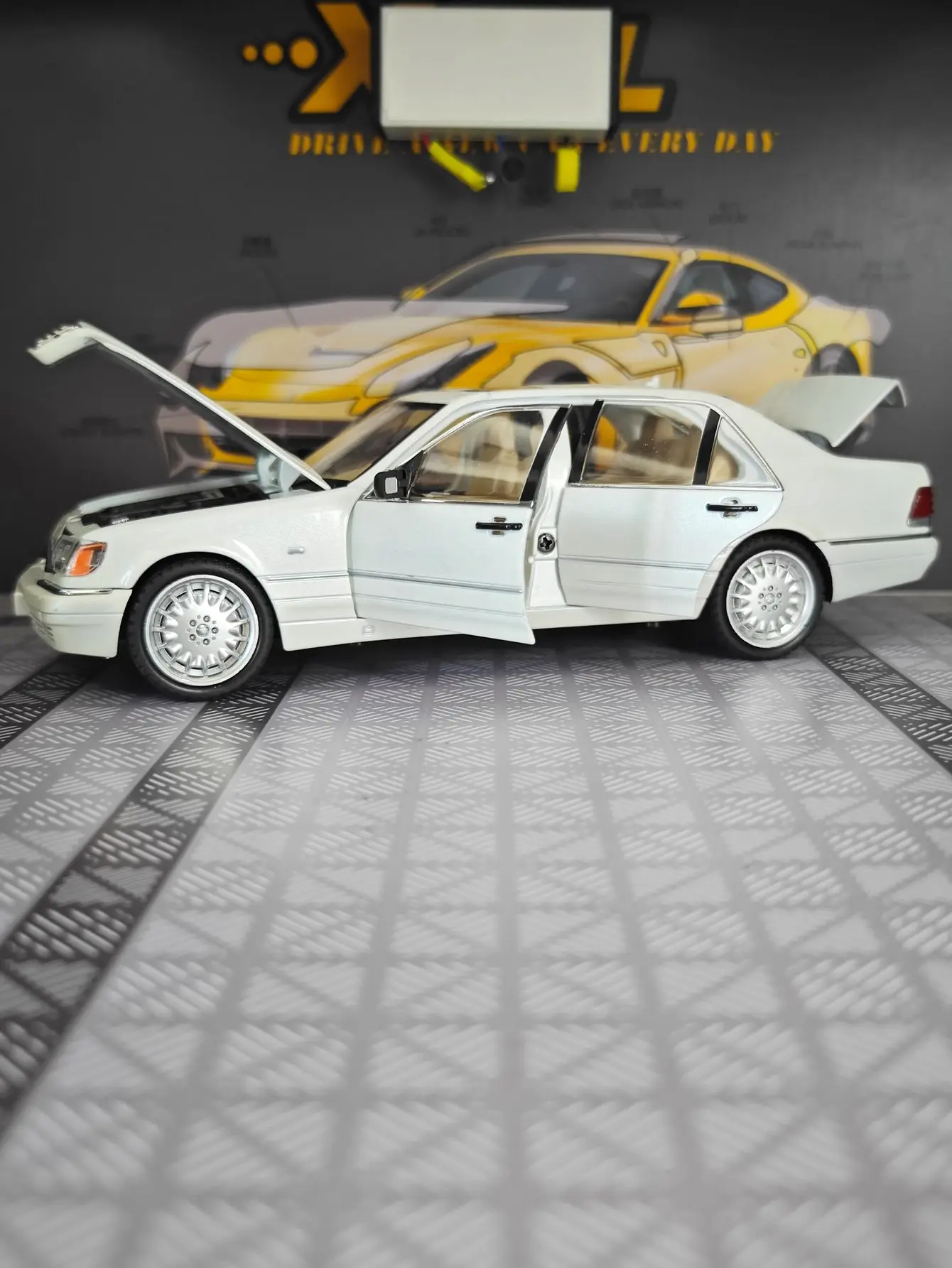 1:24 W140 S320 puertas de modelo de coche clásico de aleación y maletero del capó del motor se pueden abrir tiene funciones de sonido y iluminación simuladas