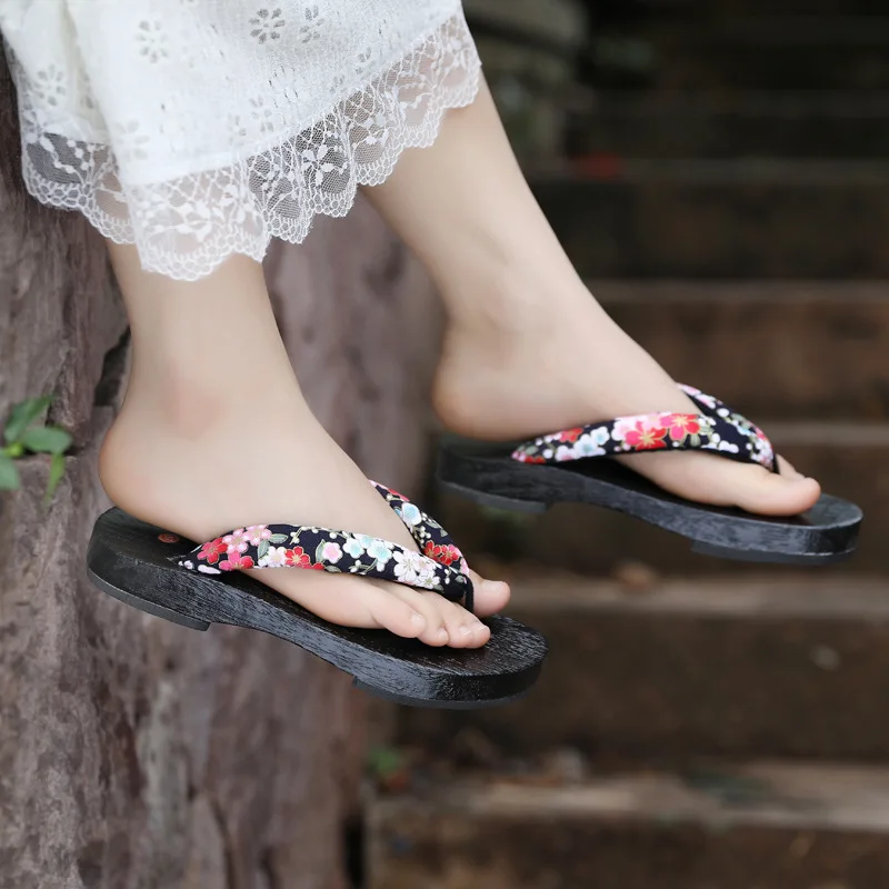 2026 New Summer Casual Japanese Geta Clogs For Women Flat Non Slip Elevated Thong Sandals Thick Sole Wear Resistant Home Slipper
