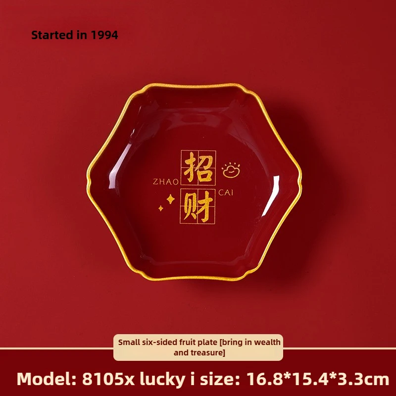 Le plateau de fruits secs du Nouvel An attire la richesse et la richesse. Table basse de salon, collations, assiette de bonbons de qualité alimentaire