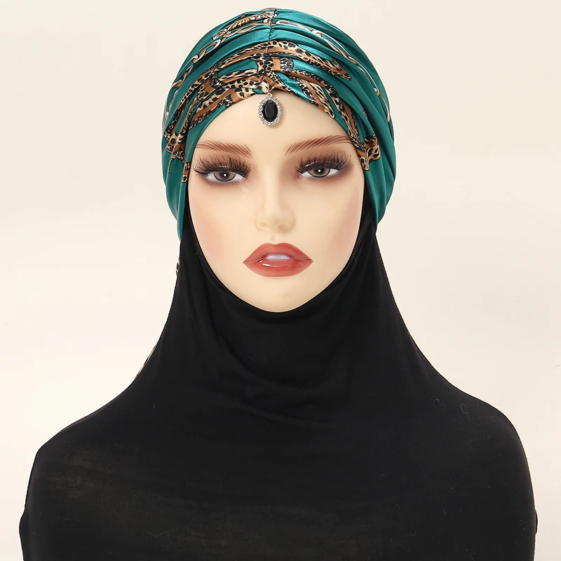 Triangolo raso di seta sciarpa pendenti catena di leopardo stampato Hijab turbante per le donne musulmano Casual Bandana signore moda fascia