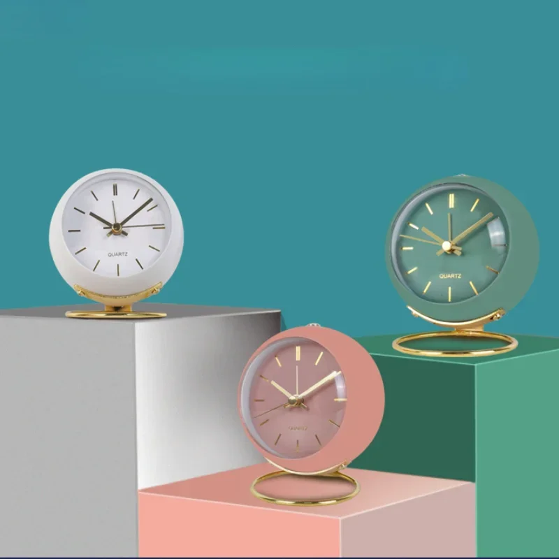 Nordic Kreative Metall Wecker Licht Luxus Tisch Dekor Leucht Nacht Stille Quarzuhr Studenten Wake Up Wecker