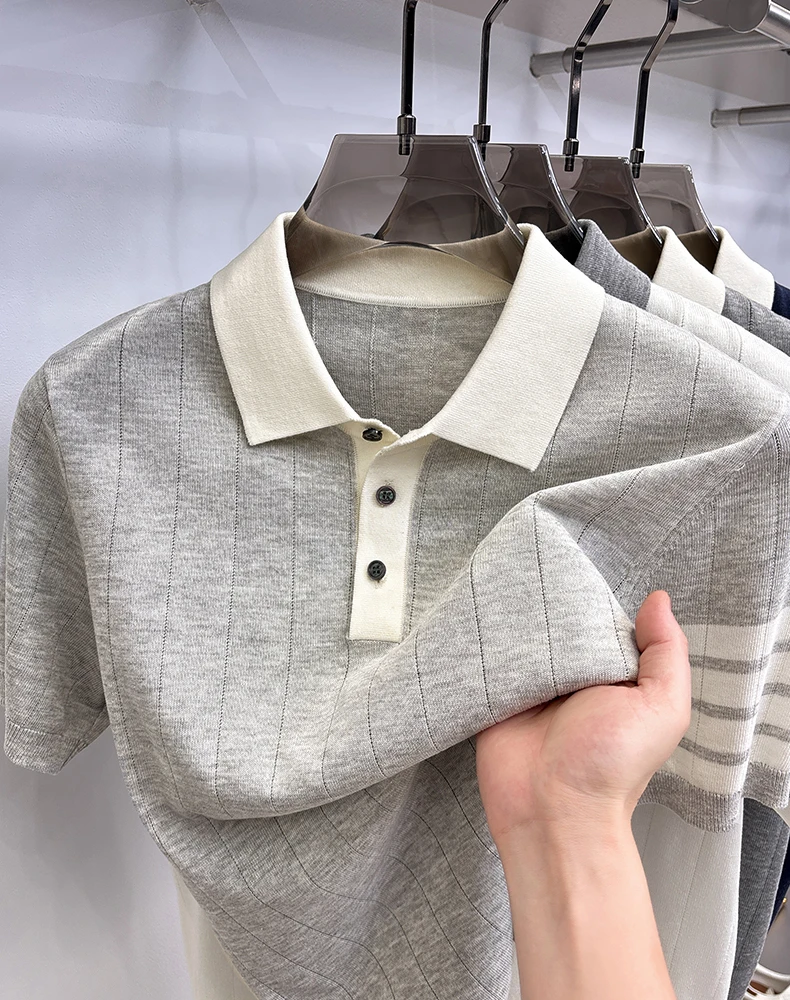 Hochwertiges gestricktes gestreiftes Kurzarm-Poloshirt für Herren, modisch, luxuriös, sommerlich, weich, bequem, lässig, farblich abgesetzt, mit Reverskragen. – Detail 7