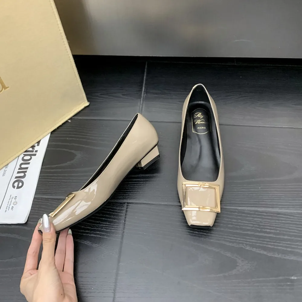 

Женские офисные женские стильные бежевые туфли-лодочки из лакированной кожи с квадратным носком и золотой квадратной металлической пряжкой, мраморные текстурированные туфли-лодочки на блочном каблуке