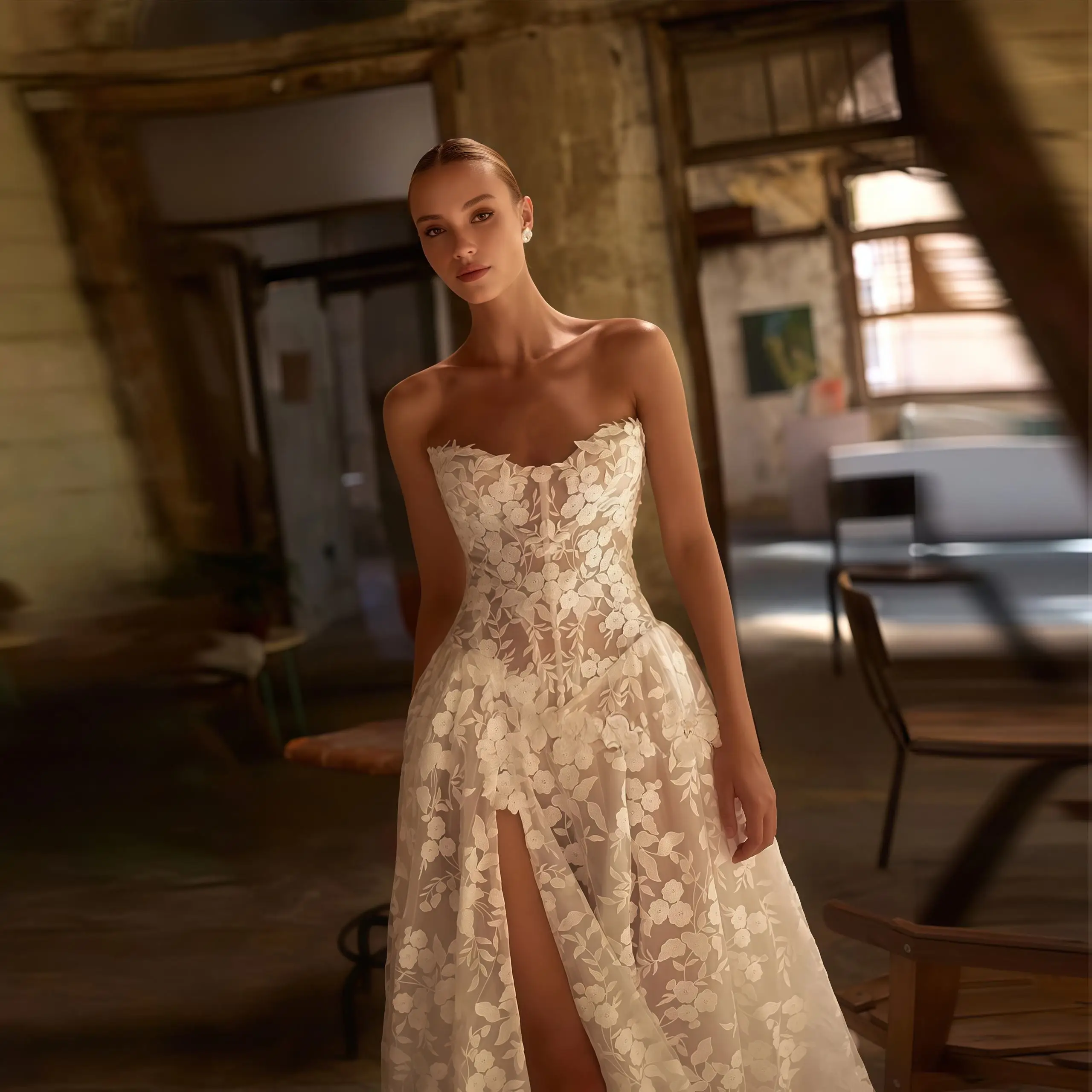 반짝이는 A라인 우아한 튤 웨딩드레스 스위트하트 넥 슬리브리스 레이스 3D 꽃 장식 웨딩드레스 맞춤 제작