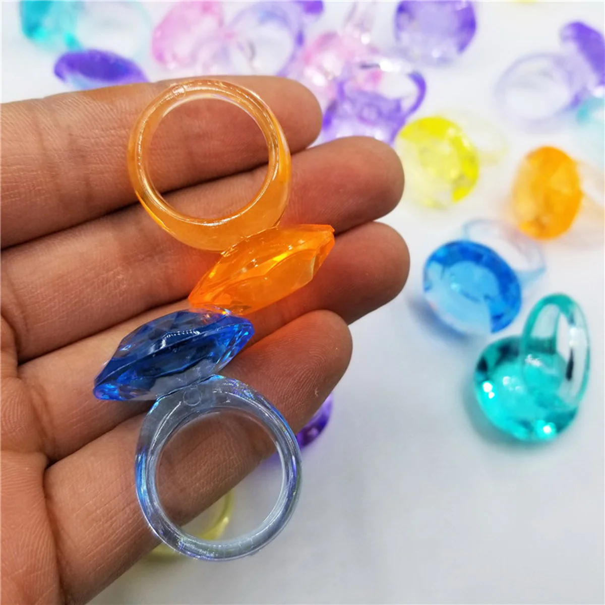 74 szt. Ozdobnych Pierścieni Akrylowych, Kolorowy Zestaw Pierścieni do Dekoracji Domu, Precyzyjne Wykonanie, Gładkie, Bez Zadziorów, Materiał Premium