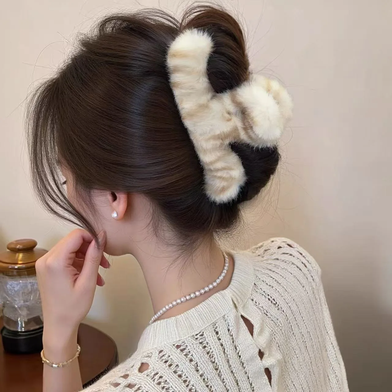 Winter Autumn Fluffy Leopard Print Hair Claw Clip Women  Furry Faux Fur Leopard Shark Clip Hair Accessories Plush Grab Clip