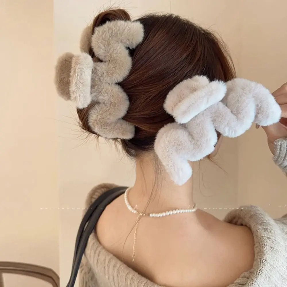 Grab Clip Plush Hair Claw Personalized Ponytail Holder M-shaped Large Shark Clip Geometric Korean Style Hair Clip Girls