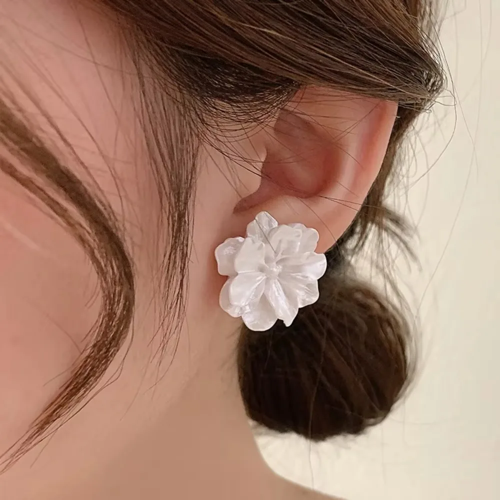 Big White Camellia Flower Stud Earring Female Simple Exaggerated Resin Ear Wedding Best Friend Christmas Jewelry Gift