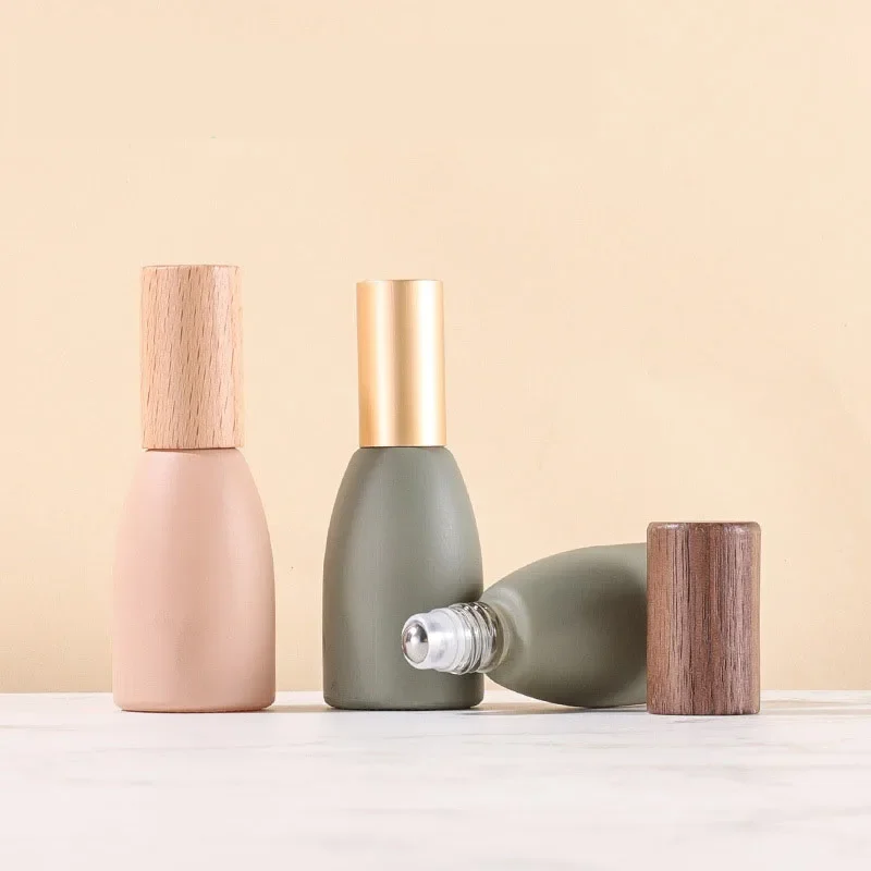 Rotolo di vetro smerigliato da 12ml su bottiglia flaconi a rullo di olio essenziale con sfere a rulli in acciaio inossidabile e coperchi verniciati dorati 1 pz