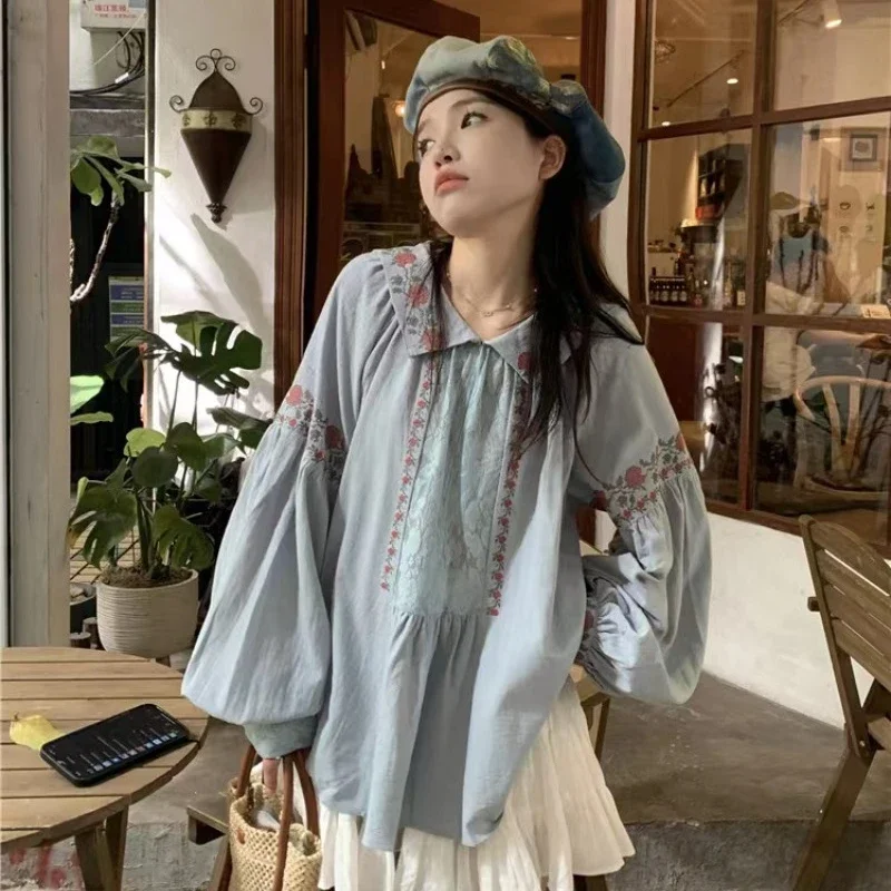 Kemeja Polo Vintage Perancis blus boneka renda bordir bunga wanita blus gaya istana lengan Puff manis 2024