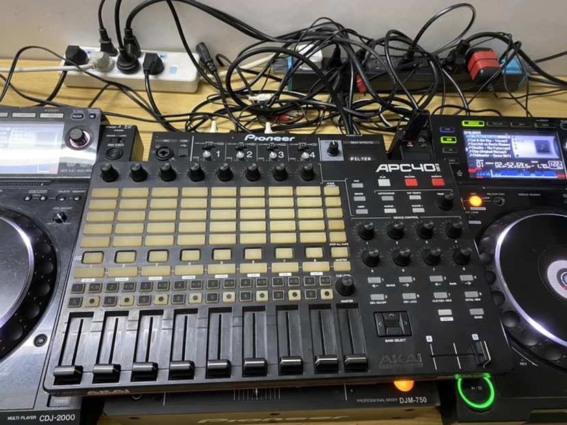 

Консоль Yajia APC40MK2 VJ, оригинальный, неотремонтированный, подлинный.