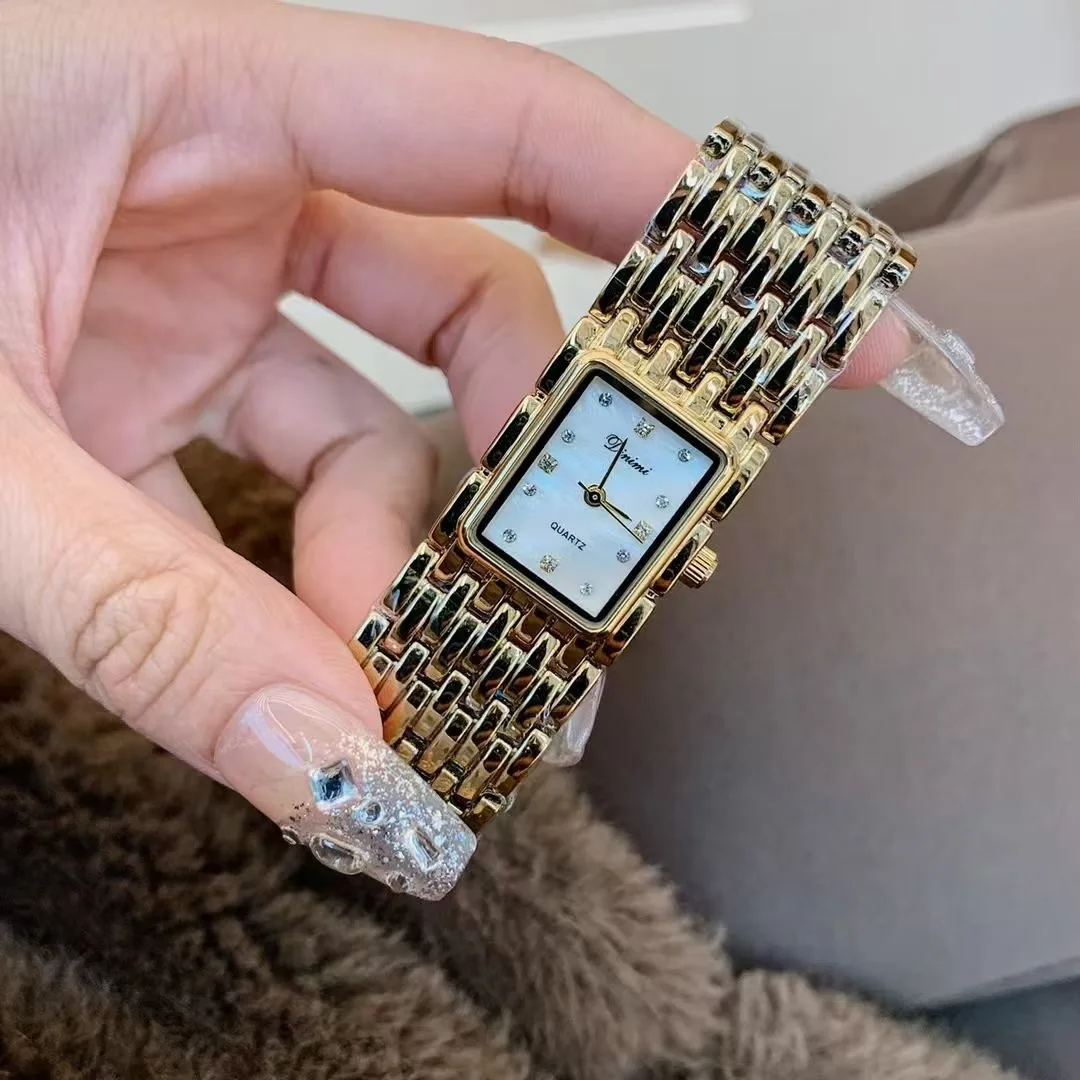 

Elegant women's watch, simple retro rectangular bracelet-style watch, vintage design, perfect as a gift for women.