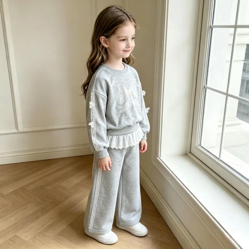 2026 Neue Herbst-Babykleidung für Mädchen, Kinder-Sweatshirt mit Schleife + Hosen mit Spitzen-Patchwork, 2-teiliger Anzug, modische Trainingsanzüge für Kinder – Detail 1