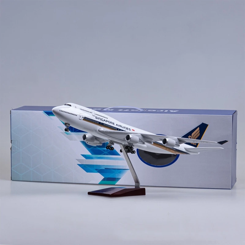 For Singapore B747 Aircraft Model 47cm Simulation Model Planes Resin Die-Casting with Landing Gear Wheels Light Collected Gift