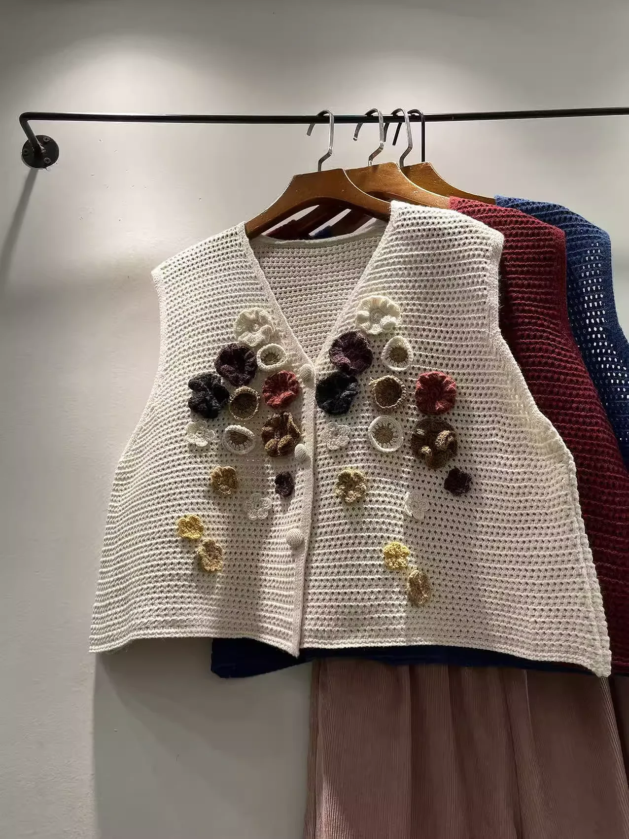 

Оригинальный свитер ручной работы с цветочной вышивкой, жилет для женщин, осенний дизайнерский бежевый, красный, синий, кофейный вязаный кардиган без рукавов