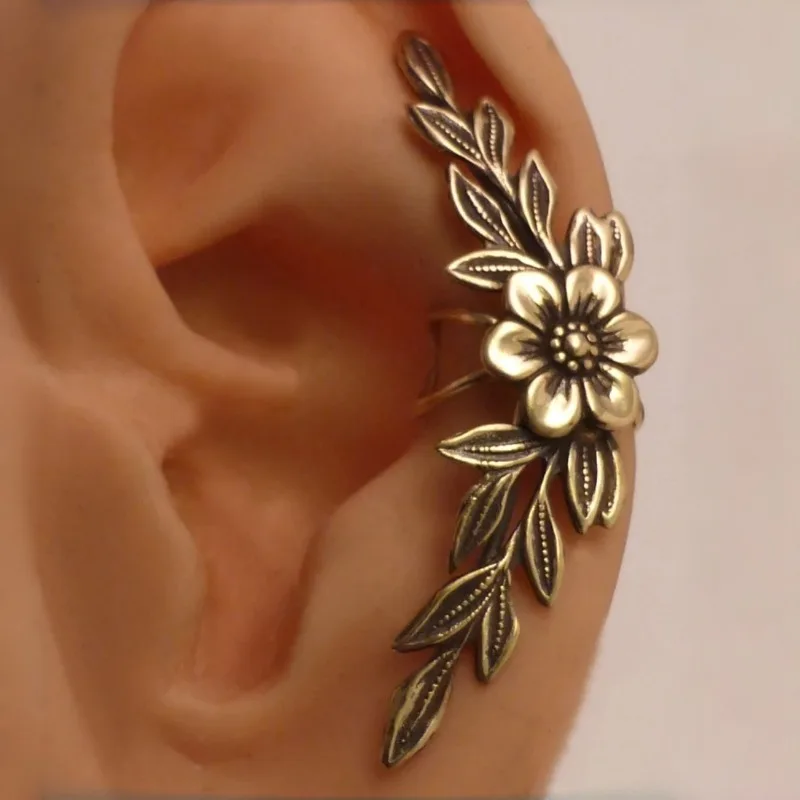 Damenmode Vergoldeter Ohrclip in Blumenform mit Vintage-Textur, elegante Ohrringe als Schmuckzubehör.