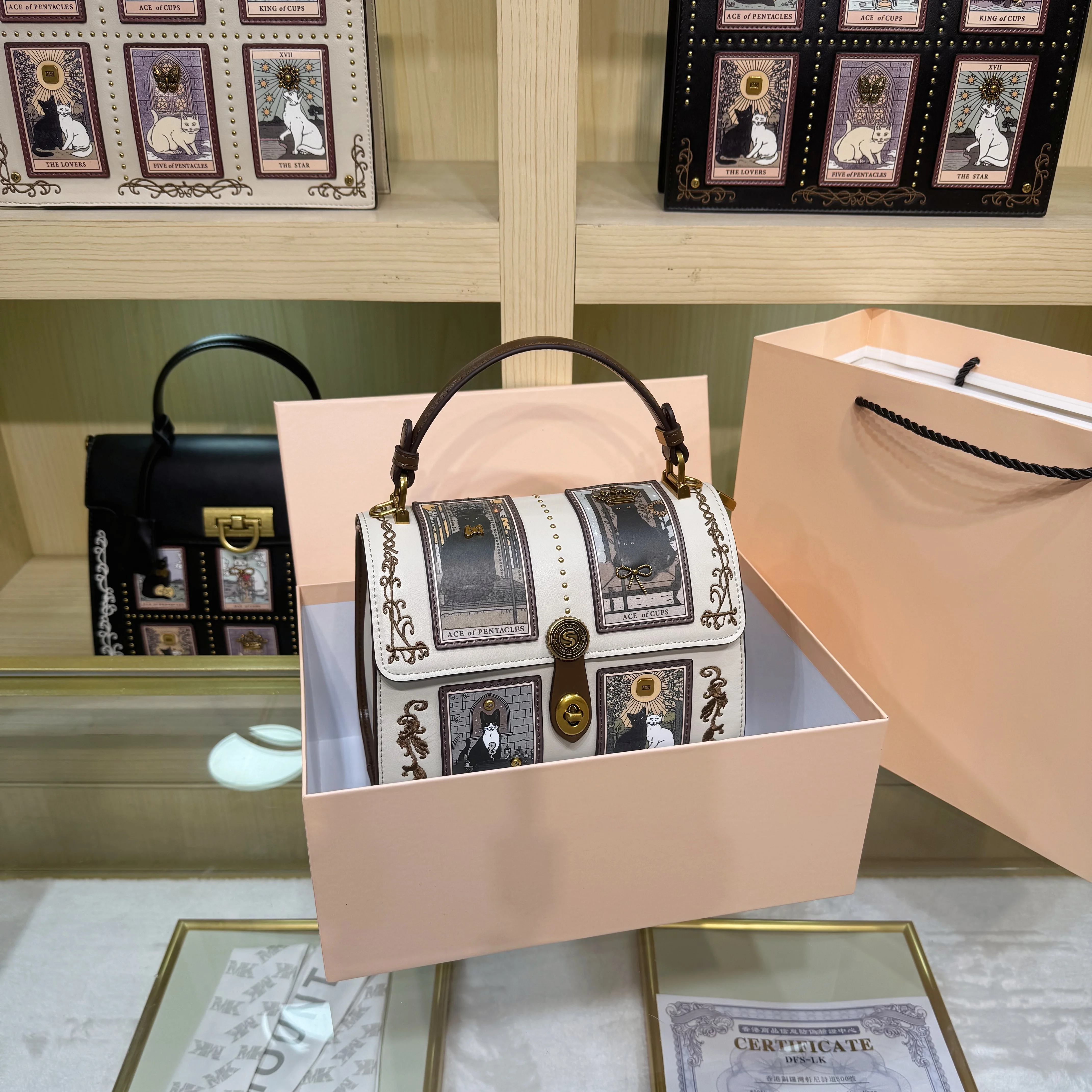 

Роскошная винтажная сумка-бостон через плечо с изысканной вышивкой, бисером и милым принтом кошки Таро. Модная и классическая сумка 2026 года.