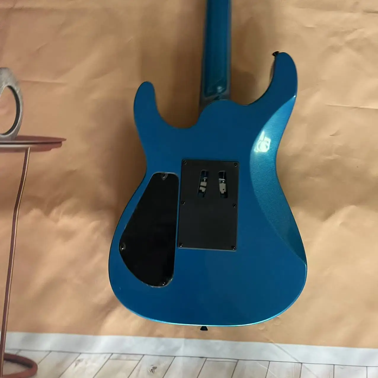 Chitarra elettrica Alien a 6 corde con corpo in metallo blu, immagine di spedizione reale, disponibile