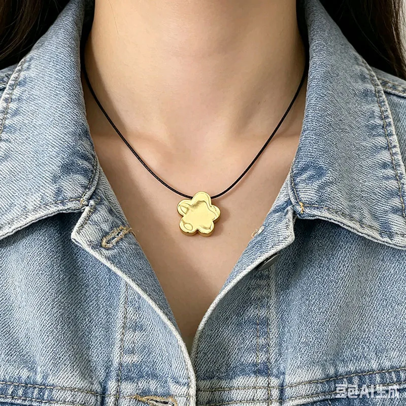 Leichte Luxus-Blumenanhänger-Halskette mit langem schwarzem Seil, verstellbare Winter-Pulloverkette, niedlicher Damen-Modeschmuck, Partygeschenk