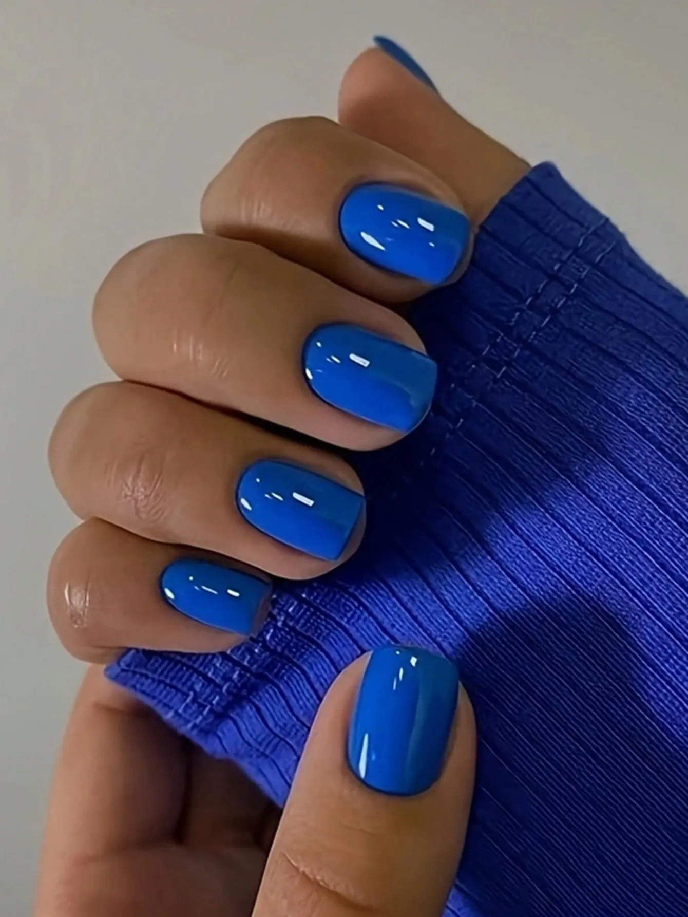 24 Uñas Acrílicas Cortas Cuadradas, Sensibles a la Presión, Longitud Natural, Esmalte en Gel, Color Otoño 2025 de Moda, Reutilizables con Revestimiento Protector, Uñas Artificiales Estilo Ataúd Engrosadas, Suministros para Uñas