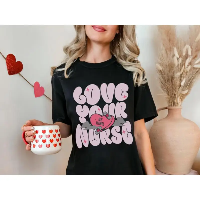 

Ретро футболка медсестры на День Святого Валентина с сердцем и повязками для Rn, милый подарок, новый выпускник, признание