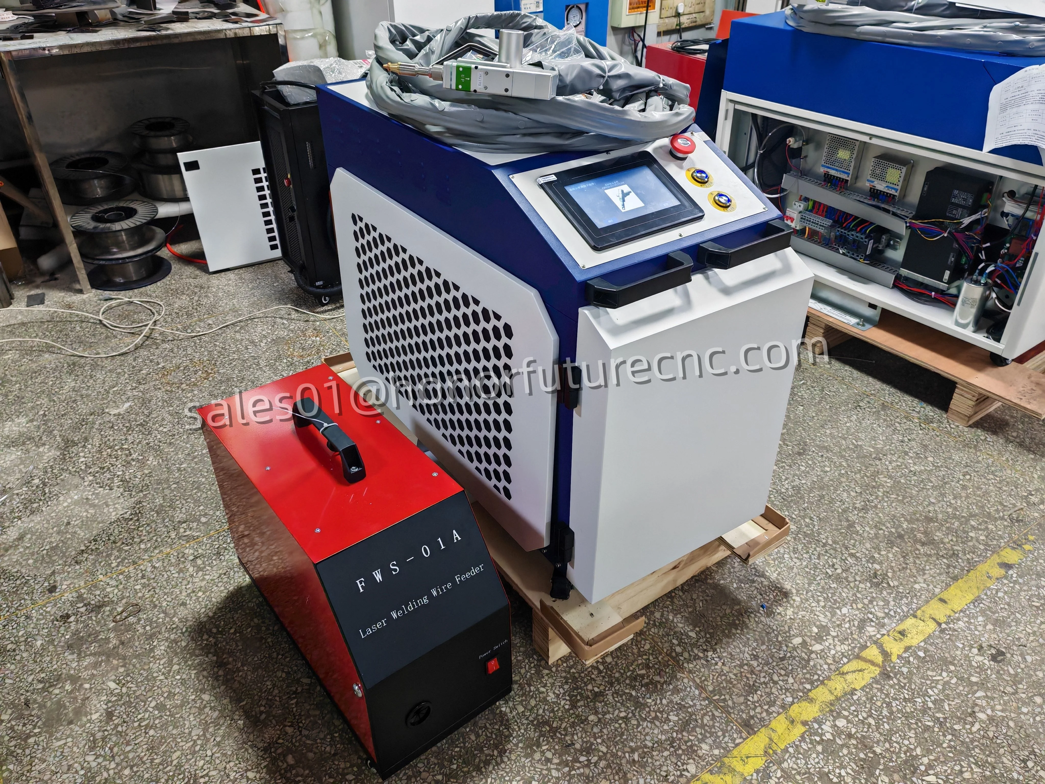 ماكينة لحام بالليزر للبطارية الصناعية 5 في 1 Raycus 1500 وات من الفولاذ المقاوم للصدأ والألومنيوم ماكينة لحام بالليزر