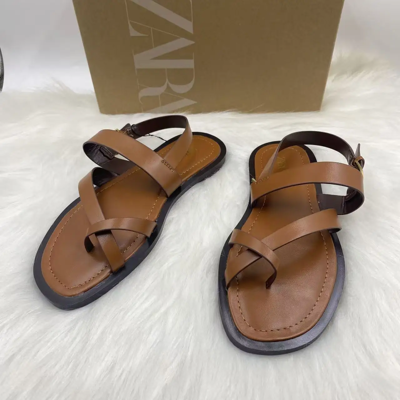 

Элегантные туфли Bloomsteps на низком каблуке с закрытым носком, на ремешке сзади, с неглубоким вырезом