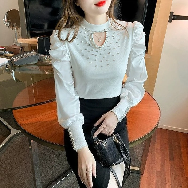 

Новая популярная блузка для миниатюрных девушек: приталенная футболка с вырезами, бусинами и рукавами-фонариками