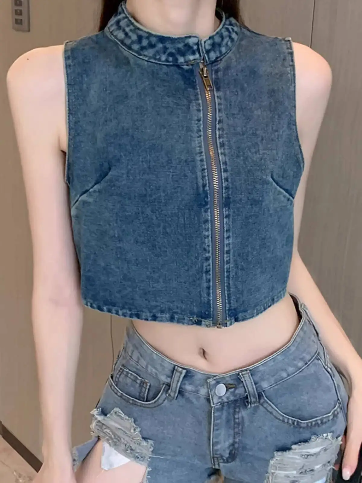 

2026 New Spring Summer Women's American Retro Hot Girl Denim Vest Sleeveless Zipper Cropped Top With Stylish Design